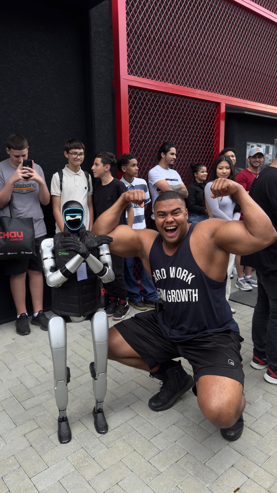 Humanoide G1 da Robotikis em ativação na Pichau, com público em volta