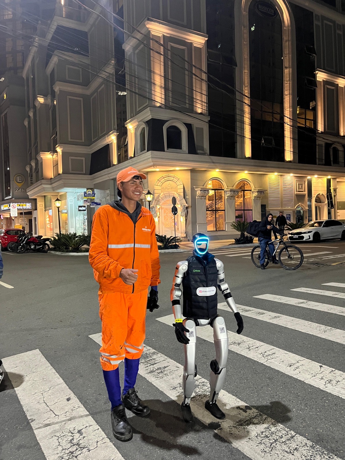 Humanoide G1 em ação de rua noturna